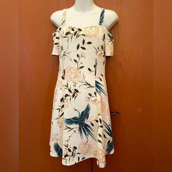 Lovely Size Small A-Line Floral Cold Shoulder Short sleeved dress. - Picture 1 of 10